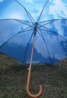 Paraplu met zonnige blauwe lucht